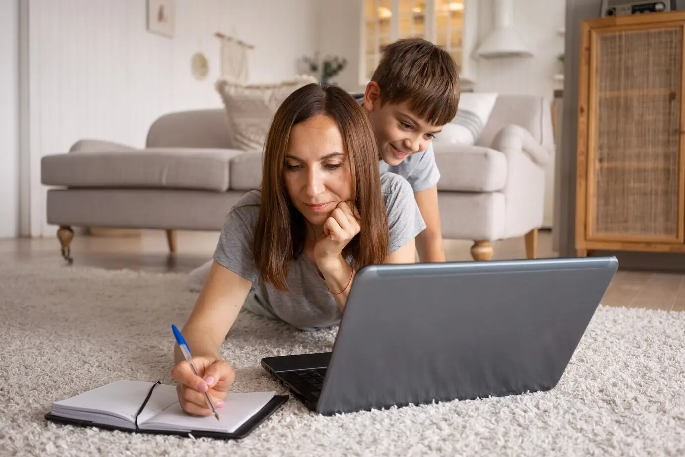 Vista frontal de una mujer que trabaja desde casa con un niño.