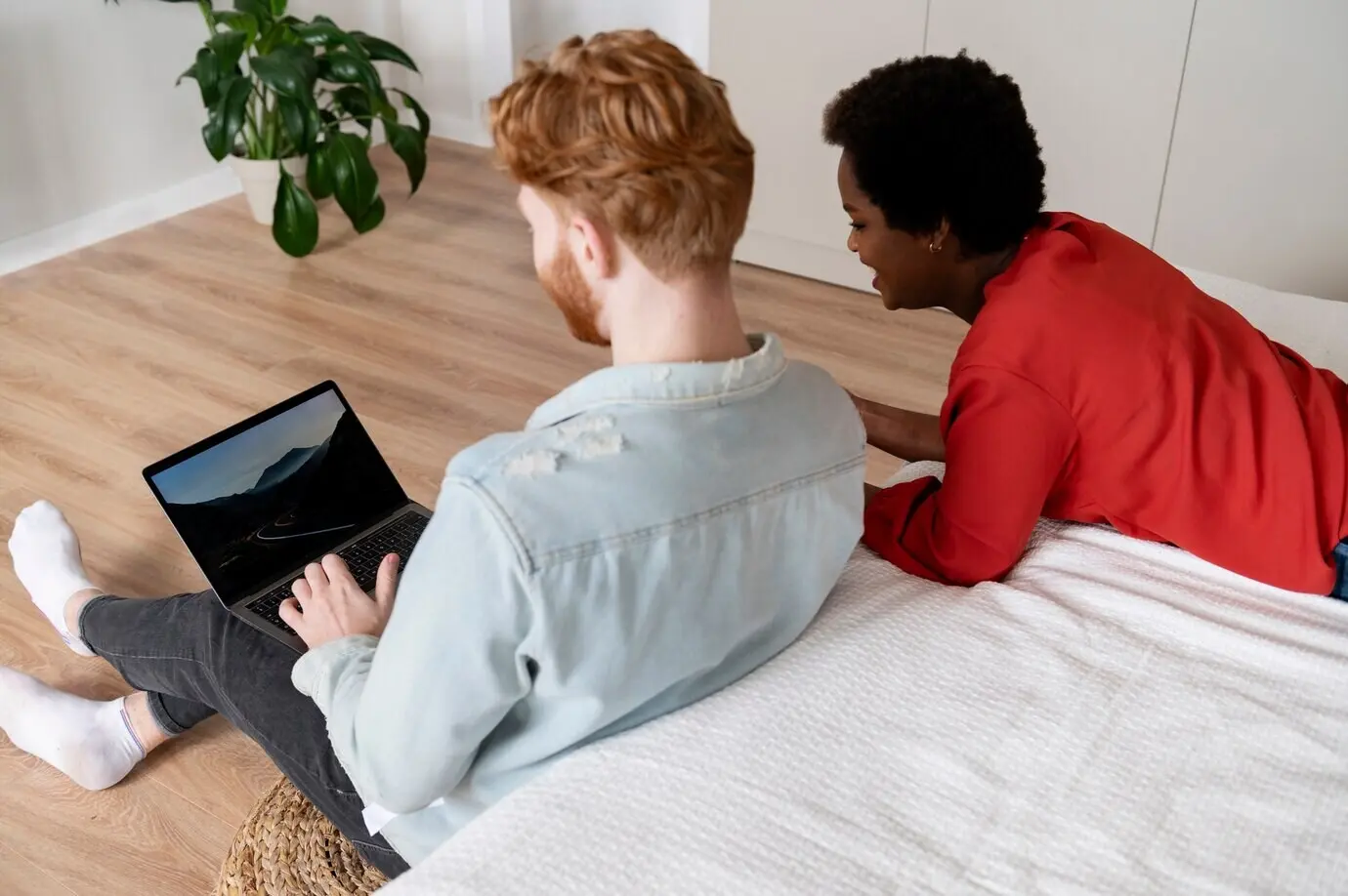 Adultos jóvenes con adicción a las redes sociales