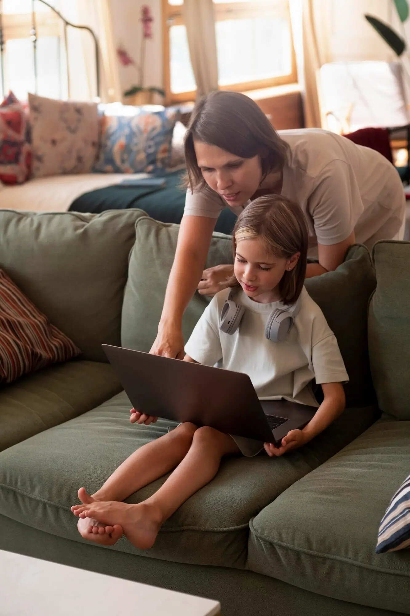 Toma de cuerpo completo de una niña que aprende a trabajar en una laptop.